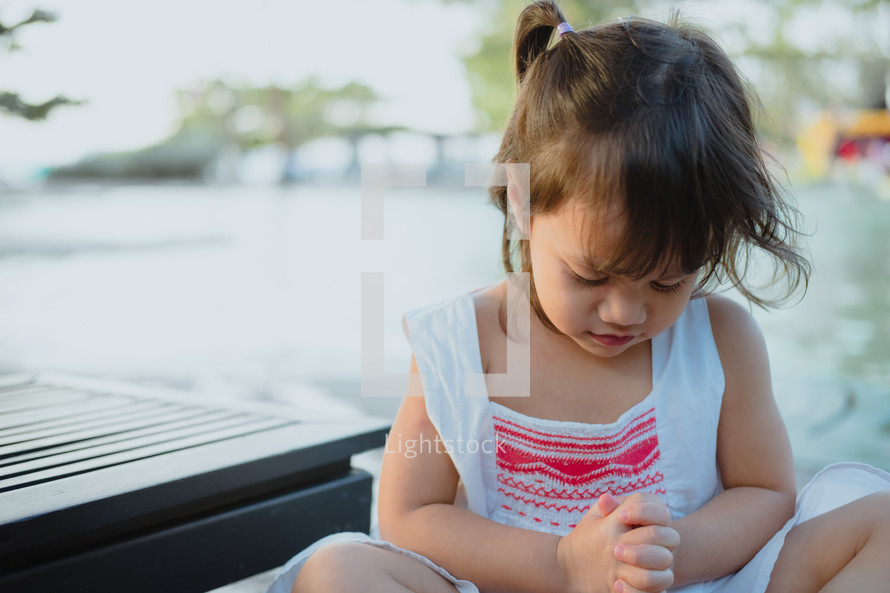 toddler praying 