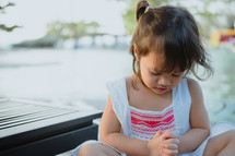 toddler praying 