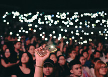 cellphone lights lighting up a concert crowd 