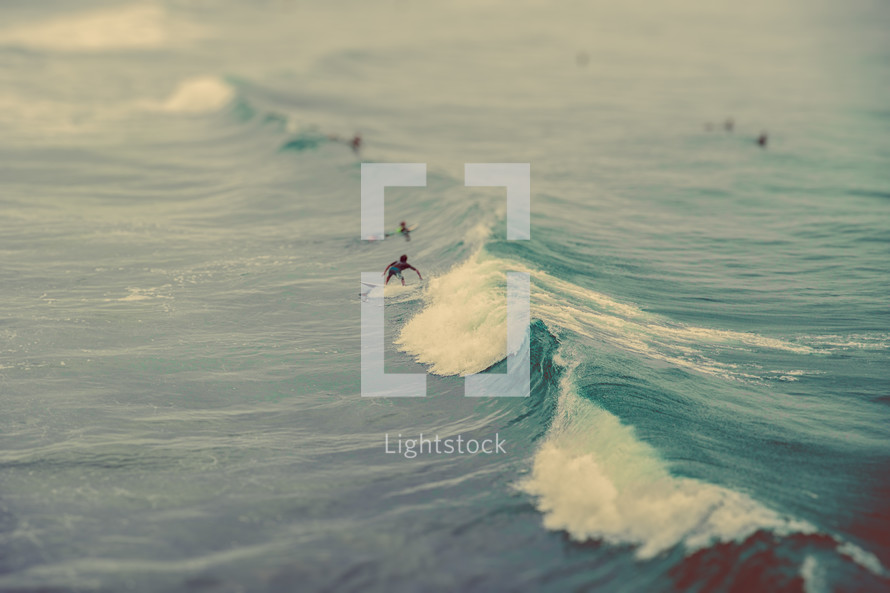 Surfer catching waves | Momentum | Recreation | Youth | California | Background | Nature | Surf Board |