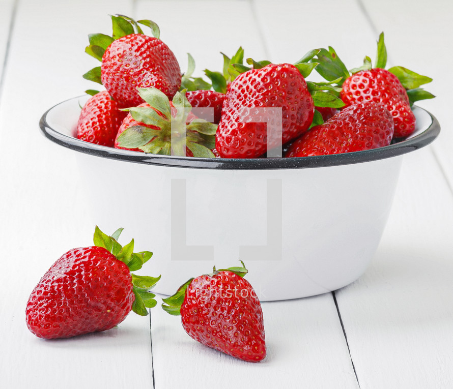 bowl of fresh strawberries 
