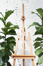 empty easel and house plants 