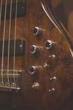 a close up of electric guitar knobs