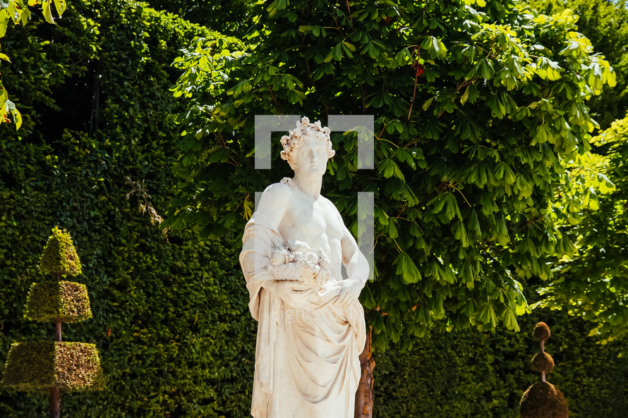 statues in Versailles 