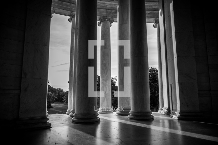columns at the Lincoln Memorial 