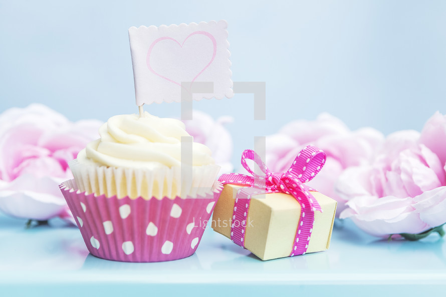 Cupcake with Gift