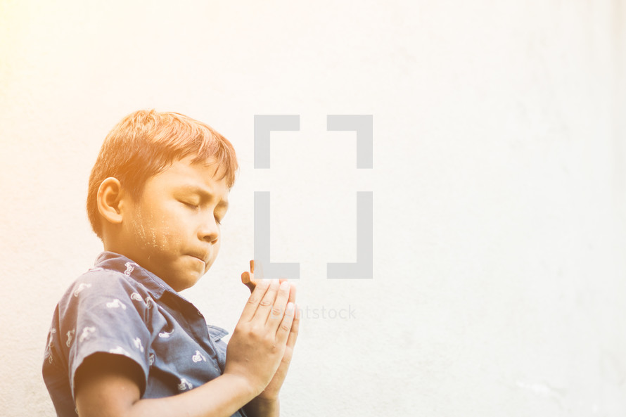 praying child 