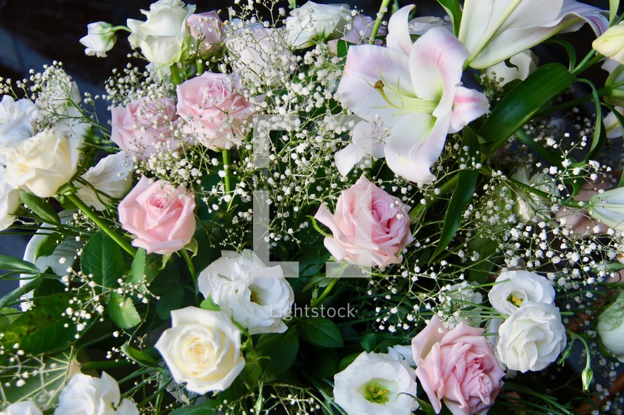 roses and lilies flower arrangement 