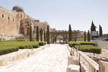 courtyard and walls in Jerusalem 