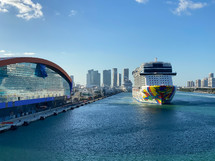 cruise ship setting sail 