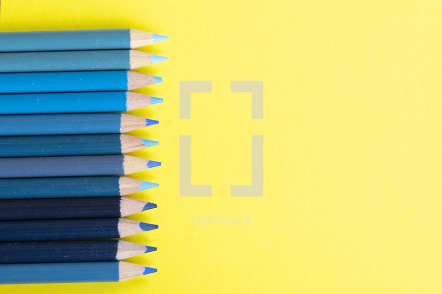 blue colored pencils 