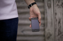 Hand holding a broken iphone.