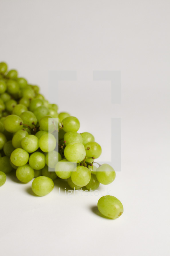 A bunch of green grapes