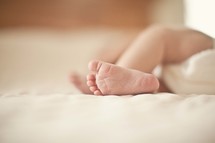 infants bare foot
