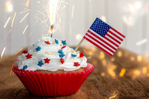 American f;ag in a cupcake 