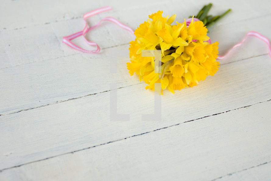 a bouquet of yellow daffodils