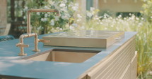 Tracking shot of an outdoor luxury kitchen in a backyard.