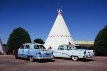 vintage cars and wigwam motel along route 66 