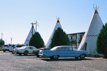 vintage cars and teepee hotel along route 66