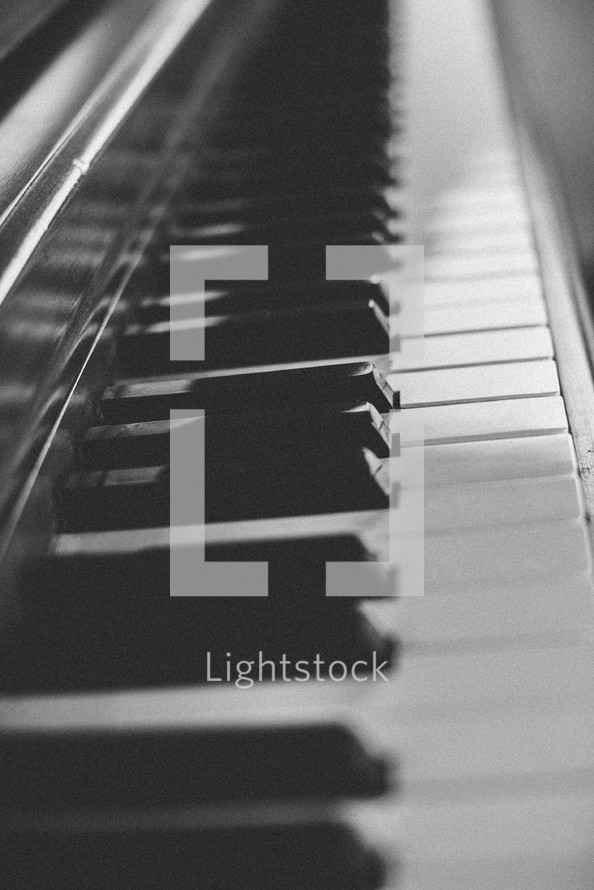 piano keys in black and white 