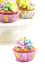 pastel icing on Easter cupcakes 