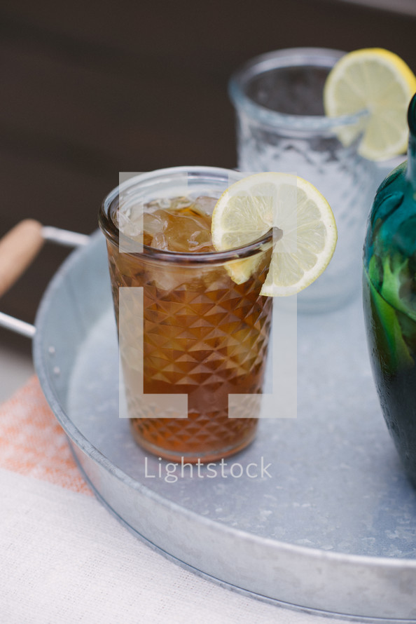 lemon slices in ice tea 