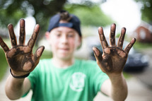 boy with dirty hands 
