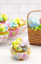 pastel icing on Easter cupcakes 