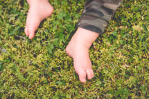 infant feet in grass