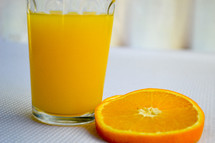 orange juice and orange slice 