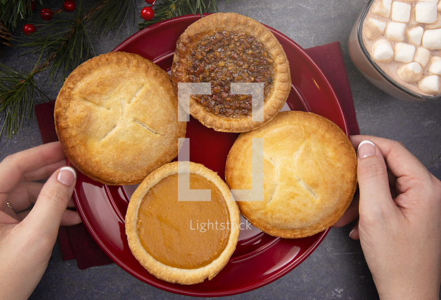serving mini pies 