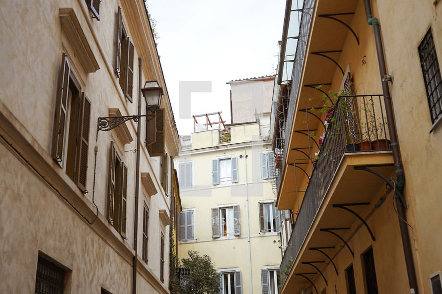 buildings along the narrow streets of Rome 