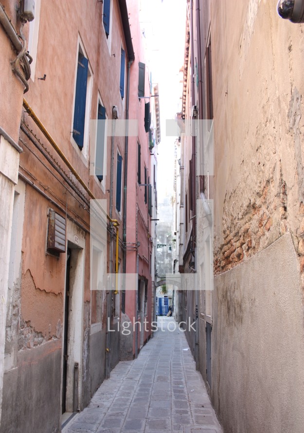 a narrow alley between buildings 