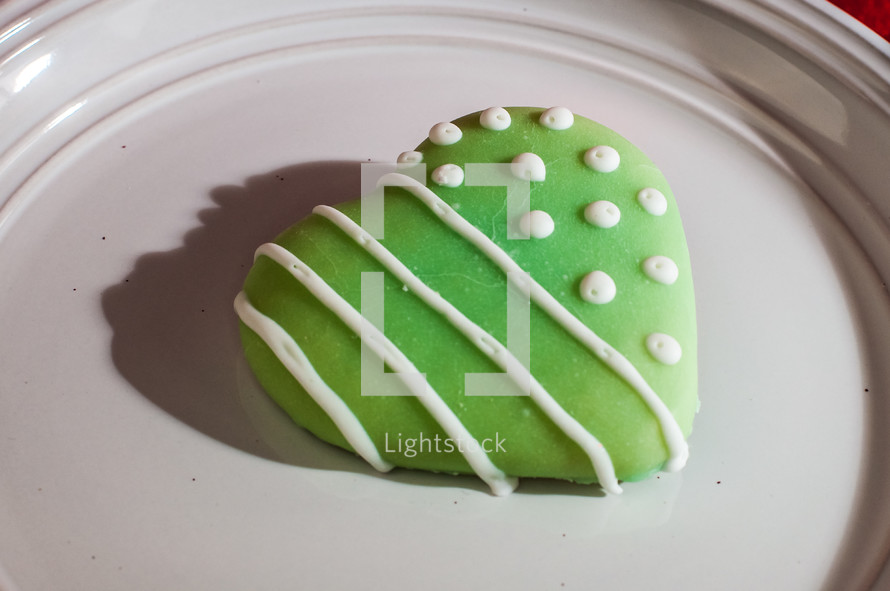 green heart shaped cookie 