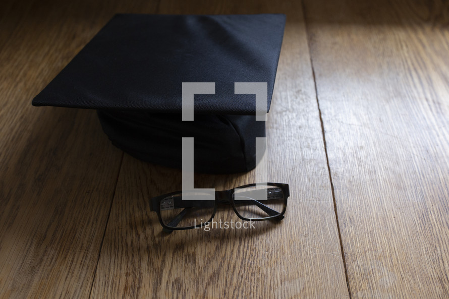 black grad cap and glasses