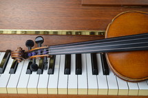 violin on a piano 