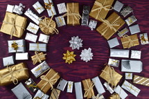 gifts in a circle 