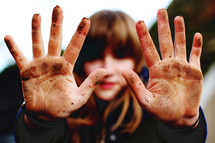 girl with dirty hands 