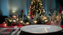 Decorate the table for Christmas dinner