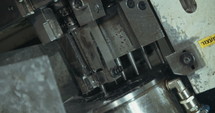 Cold forming machine manufacturing bolts and screws at high speed