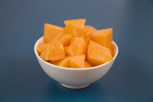 cut mango in a bowl 