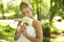 blonde bride holding her wedding bouquet