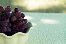 A bowl of red grapes