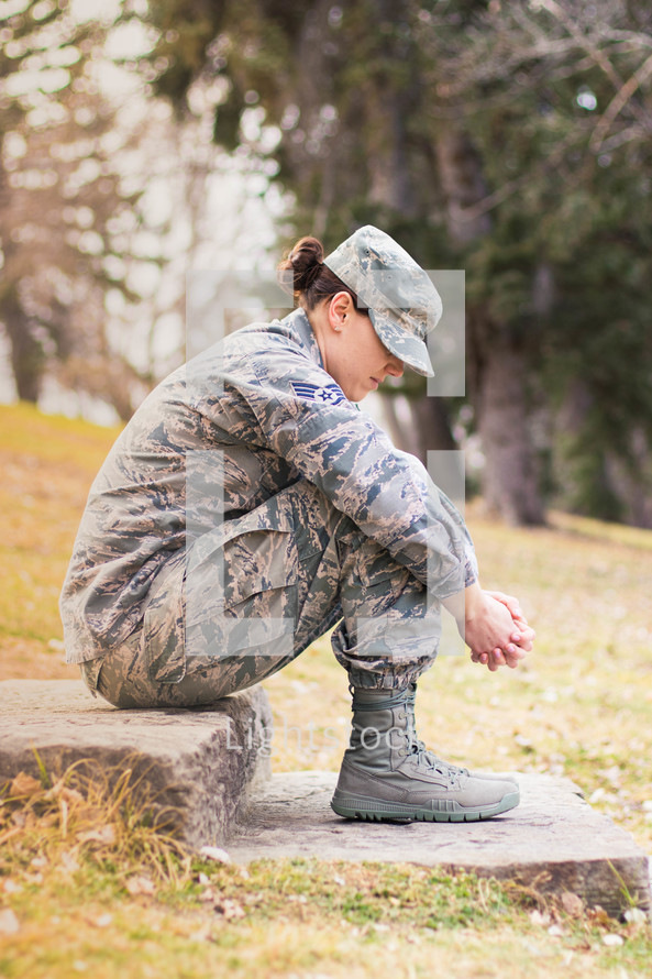 female soldier praying 