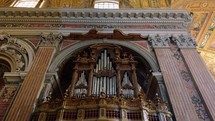 Pipe organ in the central nave 