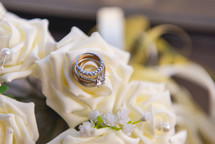wedding rings on roses 