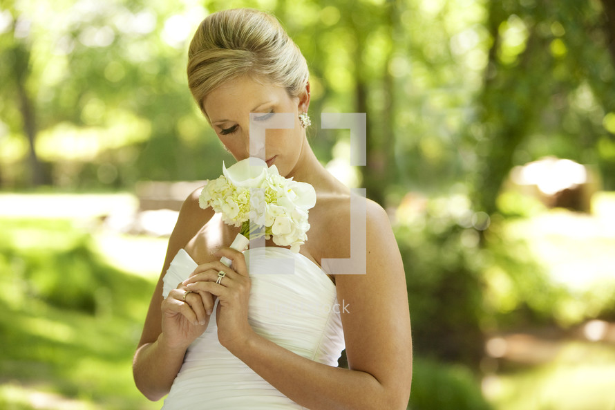 blonde bride holding her wedding bouquet