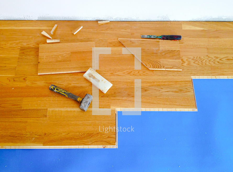Floating assembly of oak parquet.