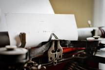 An antique typewriter and paper that reads "i love you."