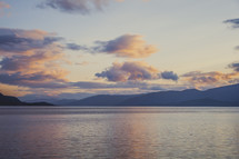 Glencoe (Gleann Comhann), Glen Coe, Loch Leven, Highlands, Schottland at sunset 